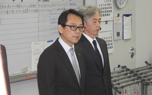 ヤマハ発動機の渡部克明代表取締役副社長執行役員（左）