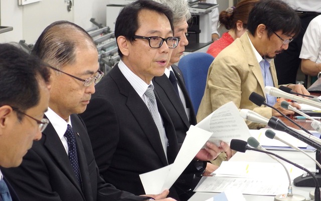 東京都内で記者会見に臨むヤマハ発動機の渡部克明代表取締役副社長執行役員（中央）ら