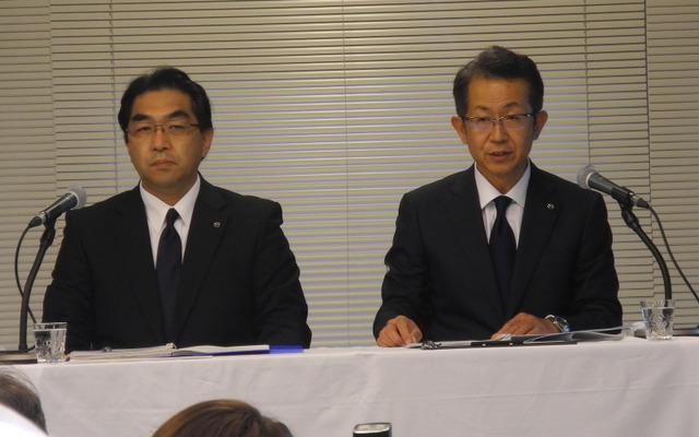 （左から）マツダの向井武司常務執行役員と菖蒲田清孝取締役専務執行役員