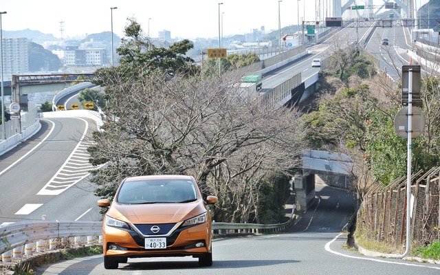 日産リーフ。福岡・めかり公園近くにて関門橋をバックに記念撮影。