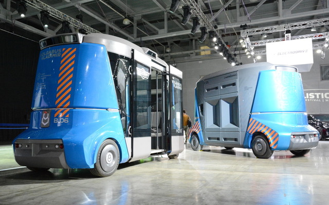 ヴォルガバスM2B8（左）と同M2C6