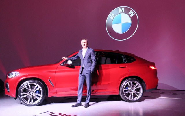 BMW X4 新型発表会のペーター・クロンシュナーブル代表取締役社長