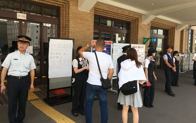 地震発生当日に閉鎖された小樽駅では、JR北海道社員が駅頭で案内に努めていた。