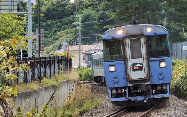 運行再開の目途が立っていない函館本線長万部～小樽間を通過する臨時特急『ニセコ』。この列車は9月11日までの運行が予定されていたが、運休が決定している。