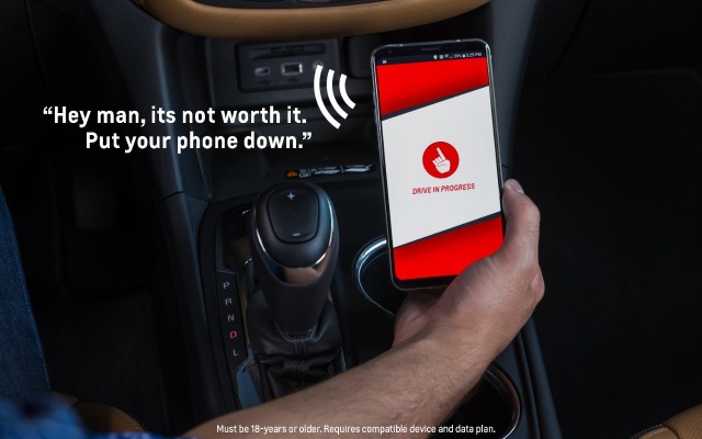 運転中のスマホ操作を抑制するGMのアプリ「コールミーアウト」