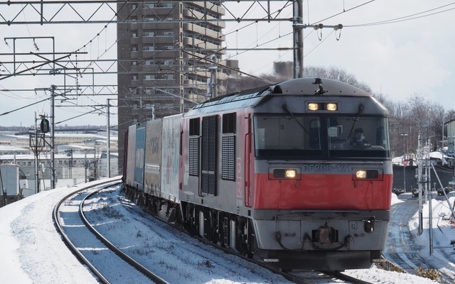 札幌～釧路間では、9月14日に再開予定となったJR貨物の貨物列車。写真は千歳線新札幌駅付近を通過する列車。