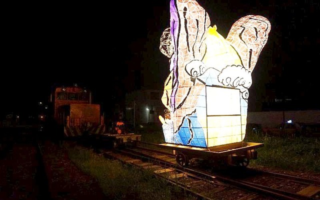 前回行なわれたねぷたの線路上走行。津軽半島観光アテンダントによるねぷた製作は、太宰治をテーマに2014年から始められたという。