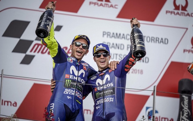 Movistar Yamaha MotoGPのロッシ選手（向かって左）とビニャーレス選手