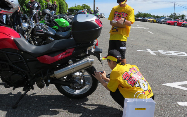 2018年8月のタイヤ点検活動の様子(アネスト岩田ターンパイク箱根スカイラウンジ前)