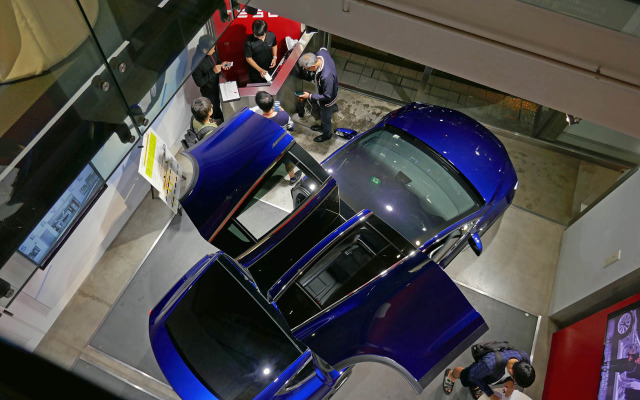 テスラ青山には多機能SUV「モデルX」が展示されていた