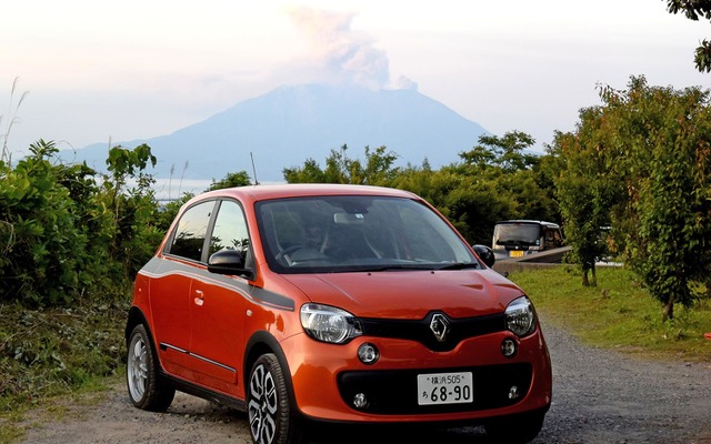 ルノー トゥインゴGT。鹿児島市郊外の平川にて、桜島をバックに。