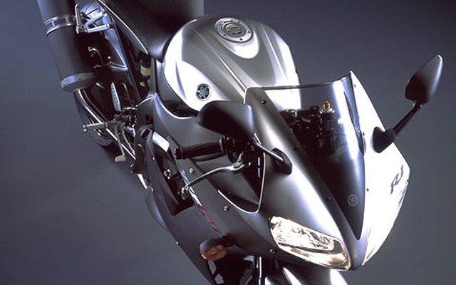 【東京ショー2001 MC出品車】ヤマハ『YZF-R1』に、更なる高速域での旋回性能とリニアなパワー感を
