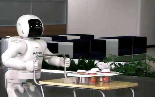 ホンダ『ASIMO』3体による給仕チーム結成