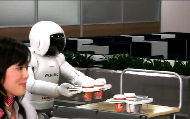 ［動画］飲み物をサービスしてくれるホンダ『ASIMO』