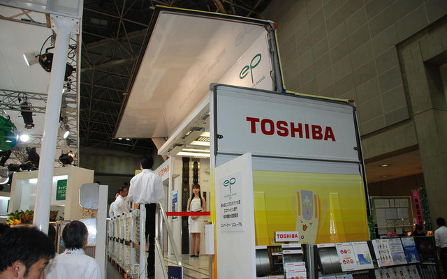 【エコプロダクツ07】エレベータ搭載の改造トラックに来場者驚嘆　東芝