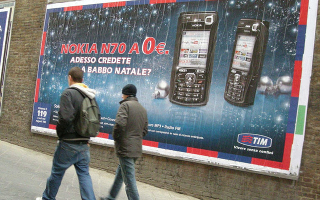 イタリアで「0ユーロ携帯」続々　日本と逆？
