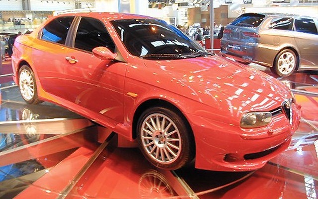 日本の医師はやっぱりリッチ!? アルファロメオ『156GTA』1号車に競り勝つ