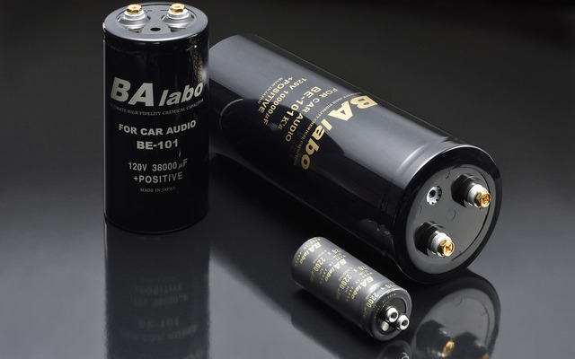 キャパシターの例(BAラボ)。BAラボのキャパシターは、瞬間的な電源電圧の降下に対して有効だという定評があり、人気が高い。
