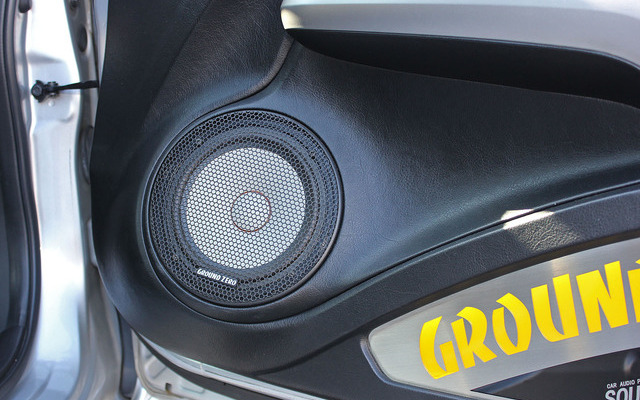 ドアスピーカーを“アウター化”した例(製作ショップ:サウンドウェーブ)。