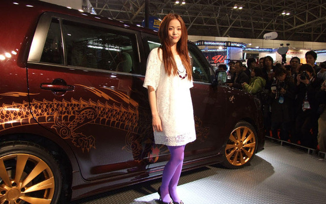 【東京オートサロン08】トヨタ ルミオン“イワマユ”号