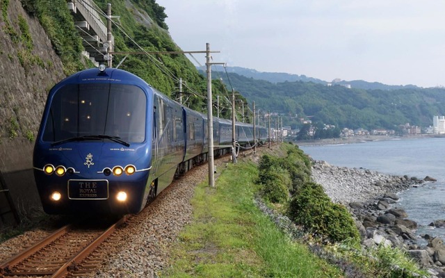 通常は横浜駅～伊豆急下田駅間で運行されている「THE ROYAL EXPRESS」。落ち着いた雰囲気の「プラチナクラス」、子供から大人まで楽しめる「ゴールドクラス」、展覧会や結婚式などに利用できる「マルチカー」、こだわりの料理を味わえる「キッチンカー」からなる6両編成。直流専用電車のため、北海道では機関車けん引での運行となる。