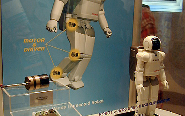 【東京ショー2001続報】ホンダ『ASIMO』ロボットの心臓? 筋肉? 関節?