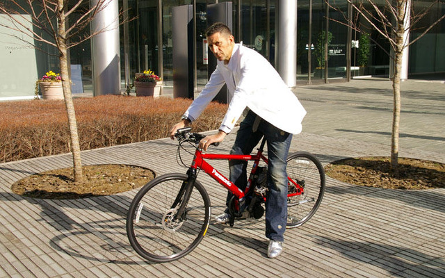 試乗して真価が分かるシブい高級感…パナソニック チタン 自転車