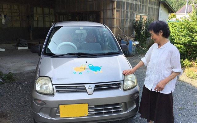 車の提供時の様子(ボンネットにステッカーを張る)