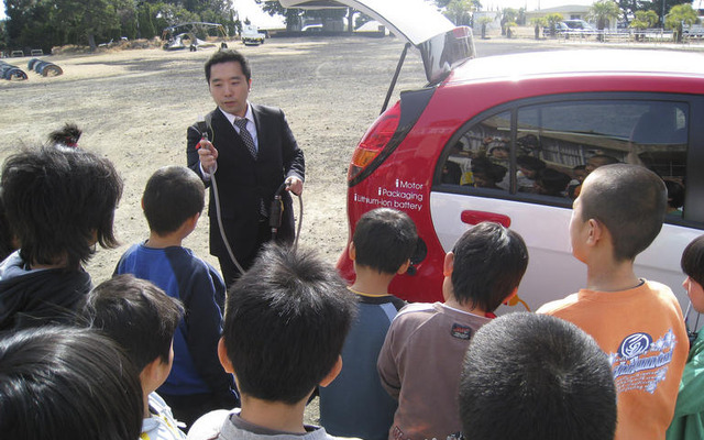 三菱自動車、小学校で電気自動車の勉強