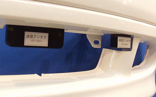 【ITSショー2001】磁気式よりも確実?　これからの無人走行誘導は電波式で