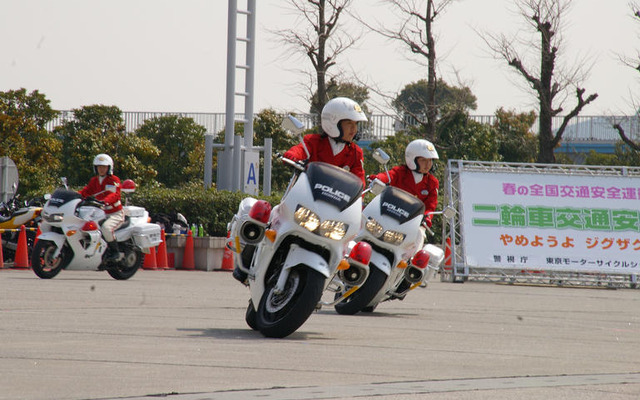【東京モーターサイクルショー08】写真蔵…警視庁 女性白バイ隊の模範走行