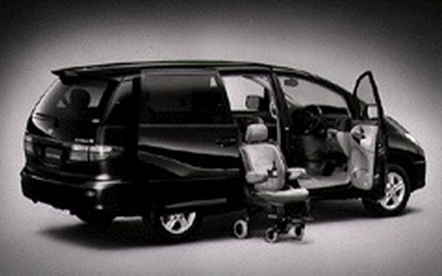 トヨタ『エスティマ』に秘密のアイテム搭載。なんと運転席シートが大変身