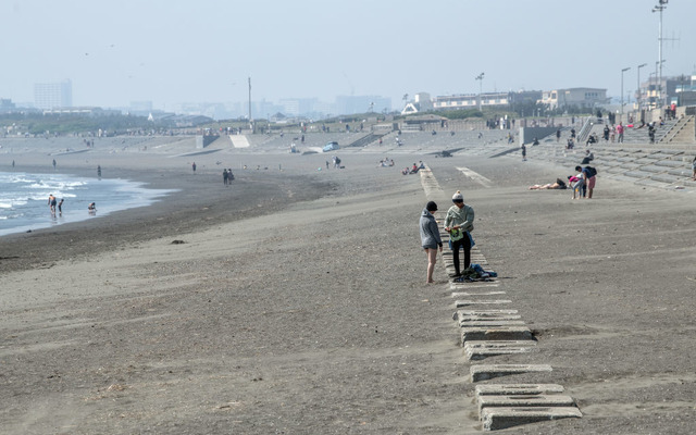 5月2日、神奈川県藤沢市の江ノ島海岸