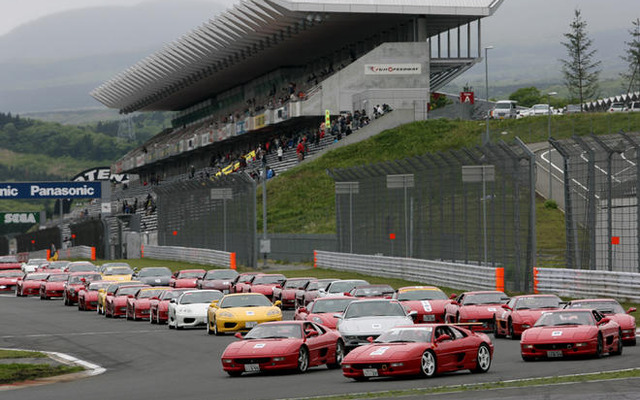 ギネス世界記録　フェラーリ490台のパレード