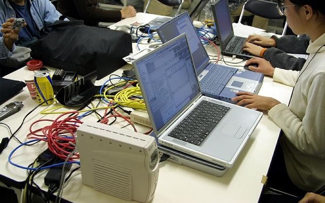 【オートサロン2002続報】幕張臨時分室のモバイルLAN、気になるFOMAは?