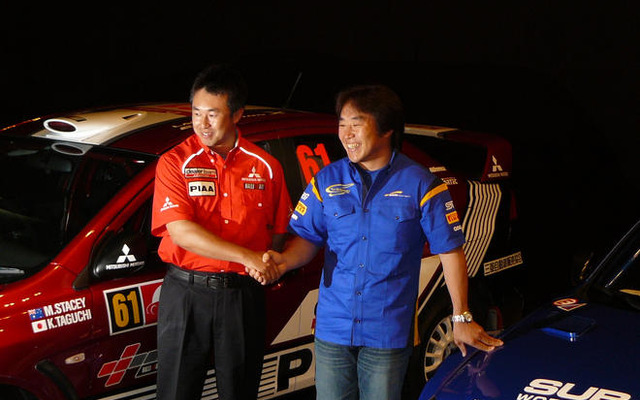 【WRCラリージャパン】新井、田口の両選手がガッチリ握手