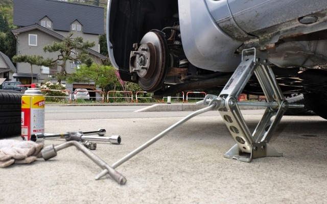 Diyタイヤ交換 ジャッキ倒れに要注意 スタッドレスのシーズン レスポンス Response Jp Diyタイヤ交換 ジャッキ倒れに要注意 スタッドレスのシーズン レスポンス Response Jp