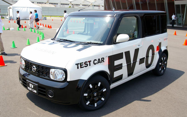 2010年発売の日産EV「静かで透明感のある走りはとても知的で好ましい」