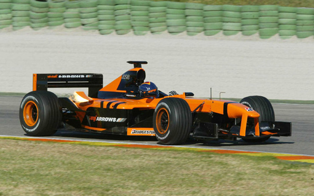 バレンシアF1テスト、アロウズ入りのフレンツェンが2度のクラッシュ!