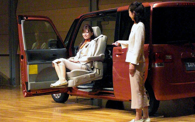 ダイハツ タント …助手席昇降シート車を発売