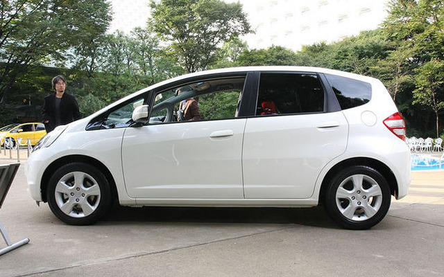 乗用車販売ランキング、フィット 10か月連続トップ…8月