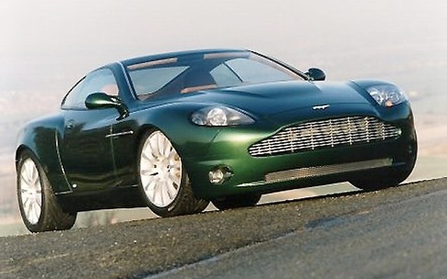 アストンマーチンがマラネロ撃墜をねらうV12スーパーカーとは