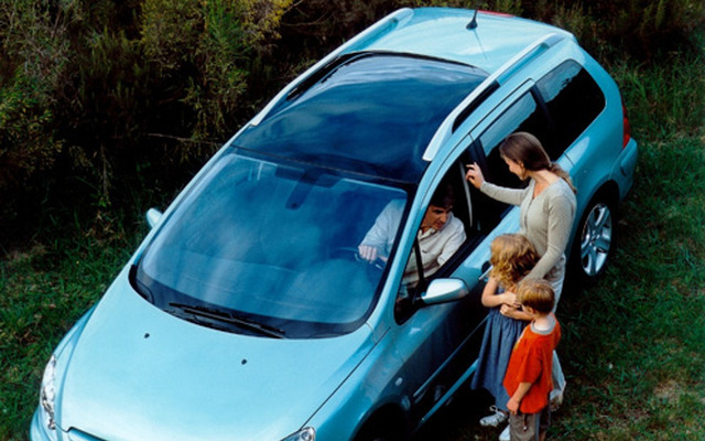 【ジュネーブショー2002出品車】プジョー『307SW』、グラスルーフそのまま市販