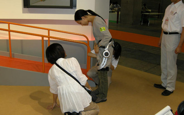 【福祉機器展08】ホンダの歩行アシスト体験、来場者に大人気