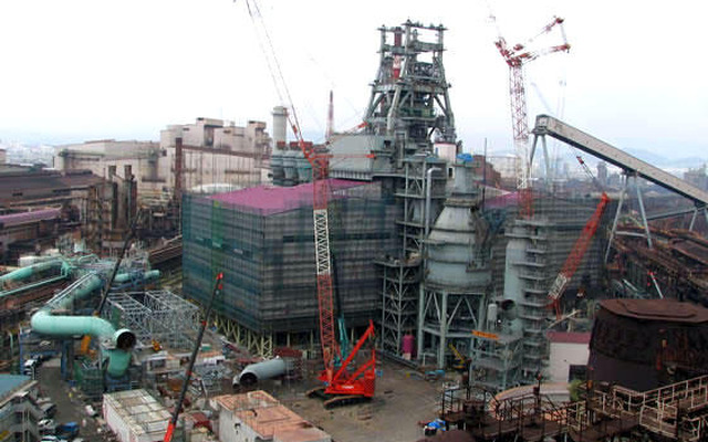 住友金属、和歌山製鉄所の新第1高炉で鏝入れ式