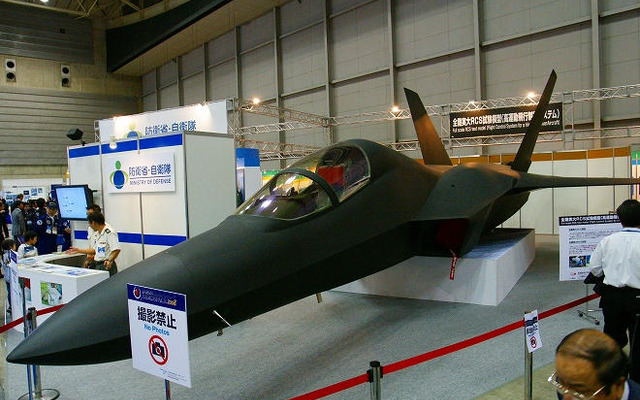【国際航空宇宙展】ショーの目玉は厳重警戒の中で展示
