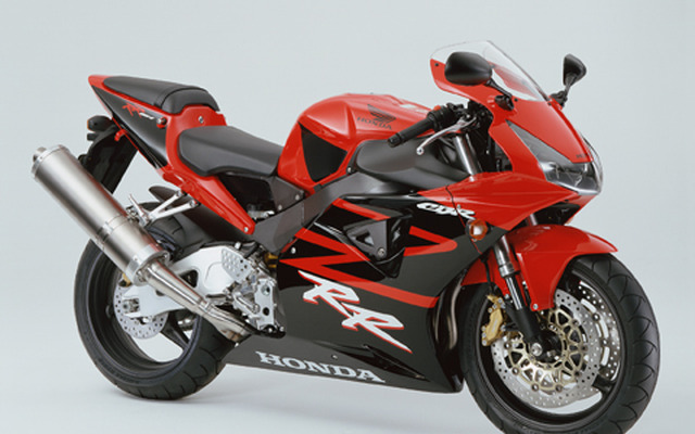 これぞホンダのWGP仕様、海外専用のスーパースポーツバイクを国内投入
