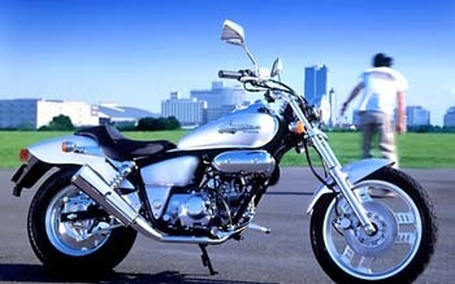 【改善対策】ホンダ『マグナ50』---足を置こうとしたらステップが…。