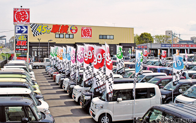 岩槻インター店は広い敷地に販売車両が並ぶ
