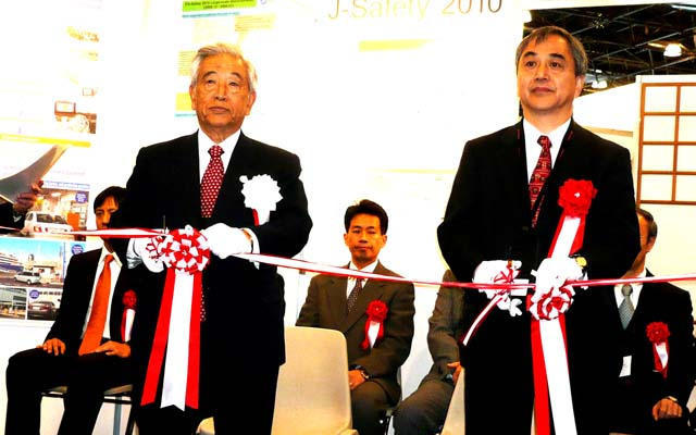 【ITS世界会議08】ITSジャパンがお茶のサービス
